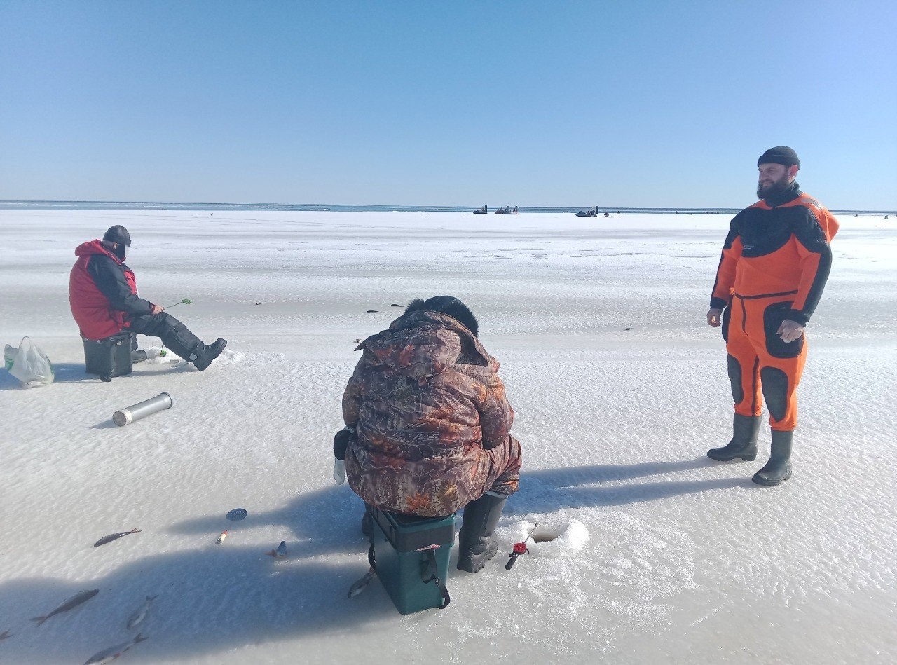 Спасатели Ленинградской области в ходе профилактических рейдов беседуют с рыбаками