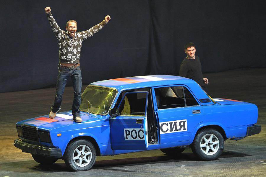 Телеведущий Оскар Кучера во время автомобильного шоу Top Gear в СК &laquo;Олимпийский&raquo; в Москве, 2013 год