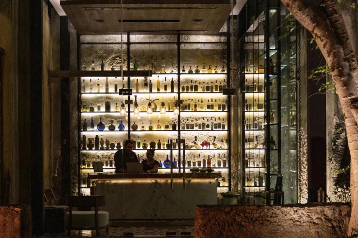 Помимо текилы в ресторане предлагают и другие крепкие напитки. Есть мескаль, водка, джин, коньяк и виски