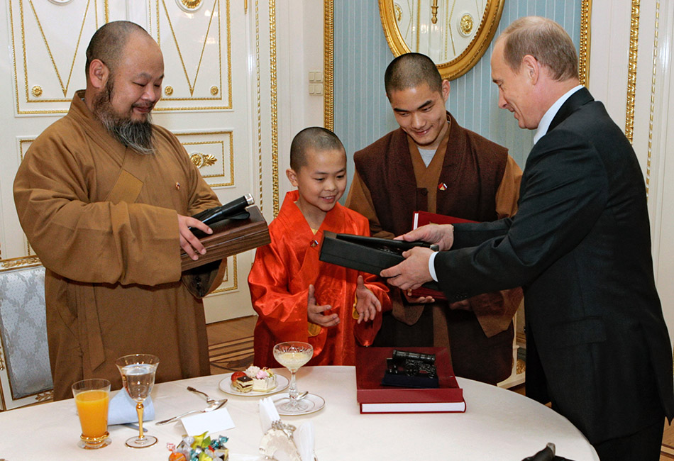 На встрече в Кремле с монахами монастыря&nbsp;Шаолинь&nbsp;в 2007 году Владимир Путин подарил самому маленькому монаху, которому исполнилось десять лет, уменьшенную копию Царь-пушки. Среди подарков другим гостям была также миниатюрная&nbsp;модель Царь-колокола