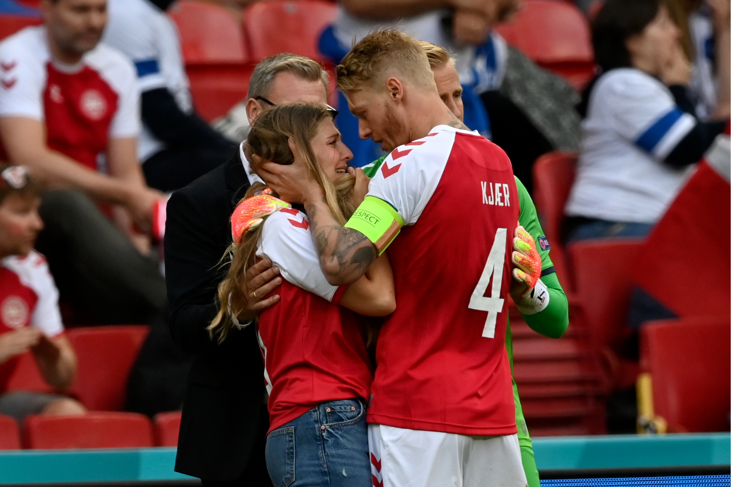 Капитан сборной Дании Симон Кьер успокаивает девушку Кристиана Эриксена Сабрину Квист Йенсен, с которой футболист воспитывает двоих детей.
