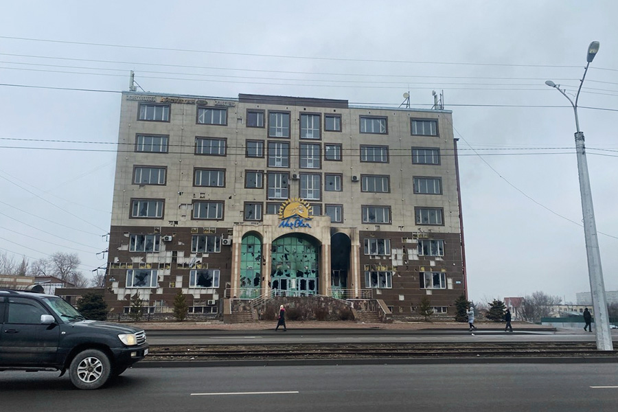 Здание Ауэзовского районного филиала партии Nur Otan, которое пытались поджечь протестующие