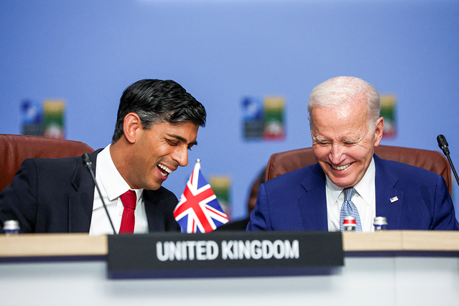 Слева направо: премьер-министр Великобритании Риши Сунак и президент США Джо Байден