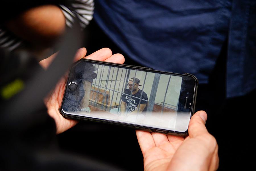 Люди следят за избранием меры пресечения Кириллу Серебренникову у Басманного суда, август 2017 года