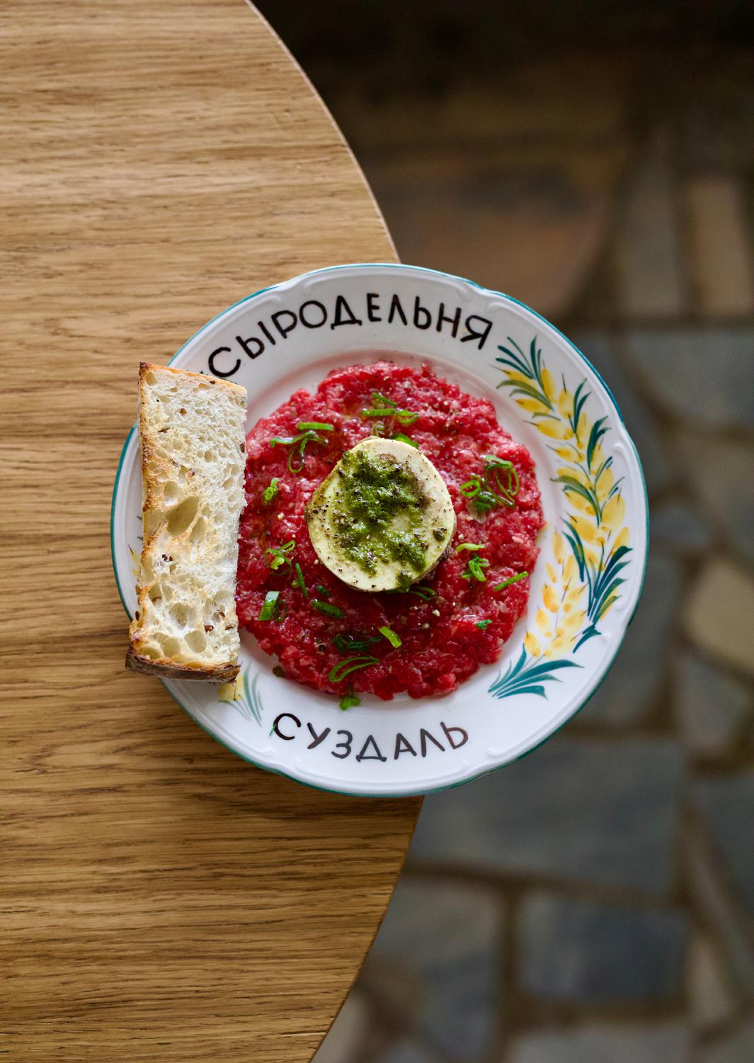 Тартар из мраморной говядины с мозговой костью