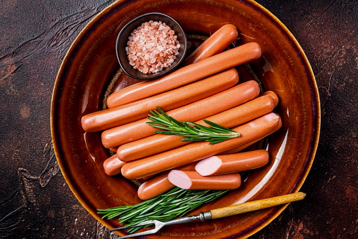 Сосиски — это переработанный мясной продукт, который первично отварили на производстве