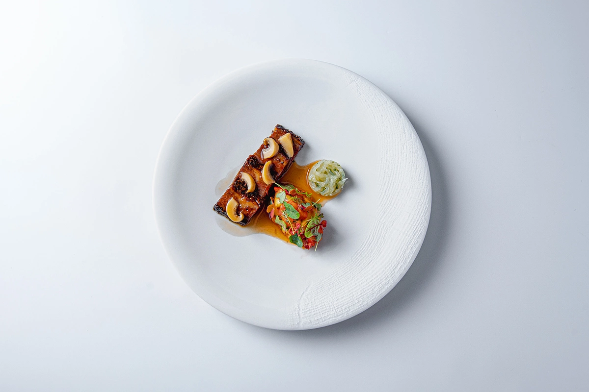 Говяжьи ребра с печеными овощами и соусом из груздей