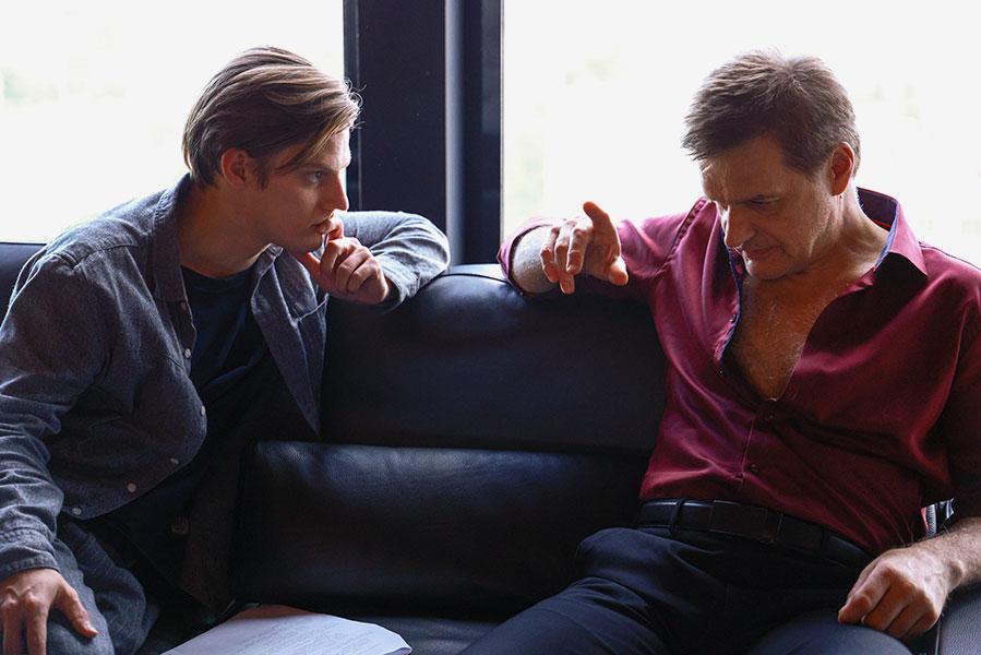 Павел Табаков и Константин Лавроненко (слева направо) во время прочтения сценария на съемках веб-сериала &laquo;Суперпозиция&raquo;, 2022 год