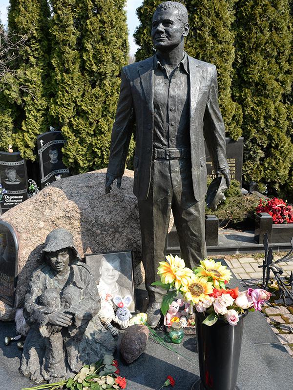 Могила Владислава Галкина на Троекуровском кладбище в Москве