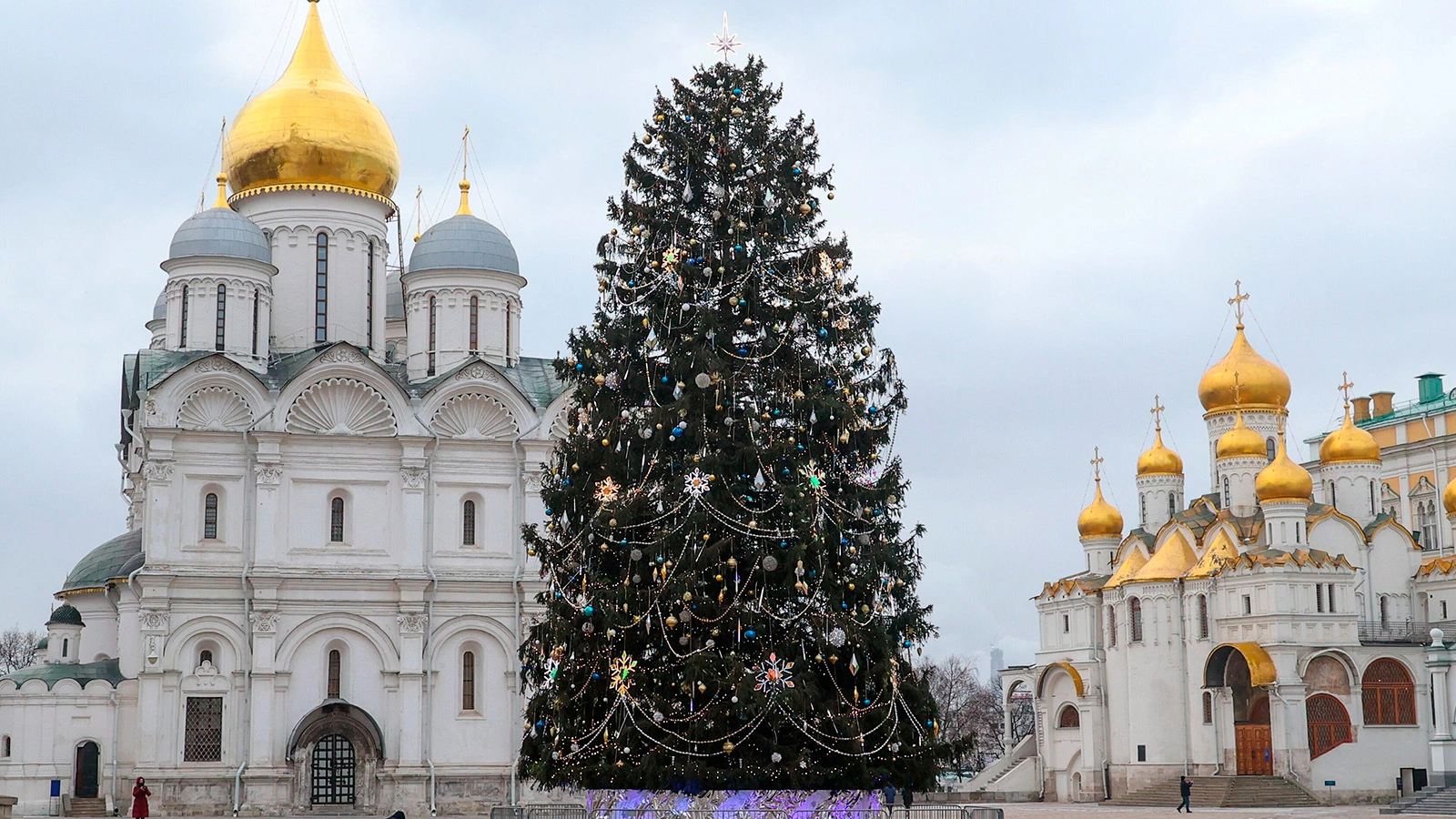 Украшение главной новогодней ели России на Соборной площади Московского Кремля
