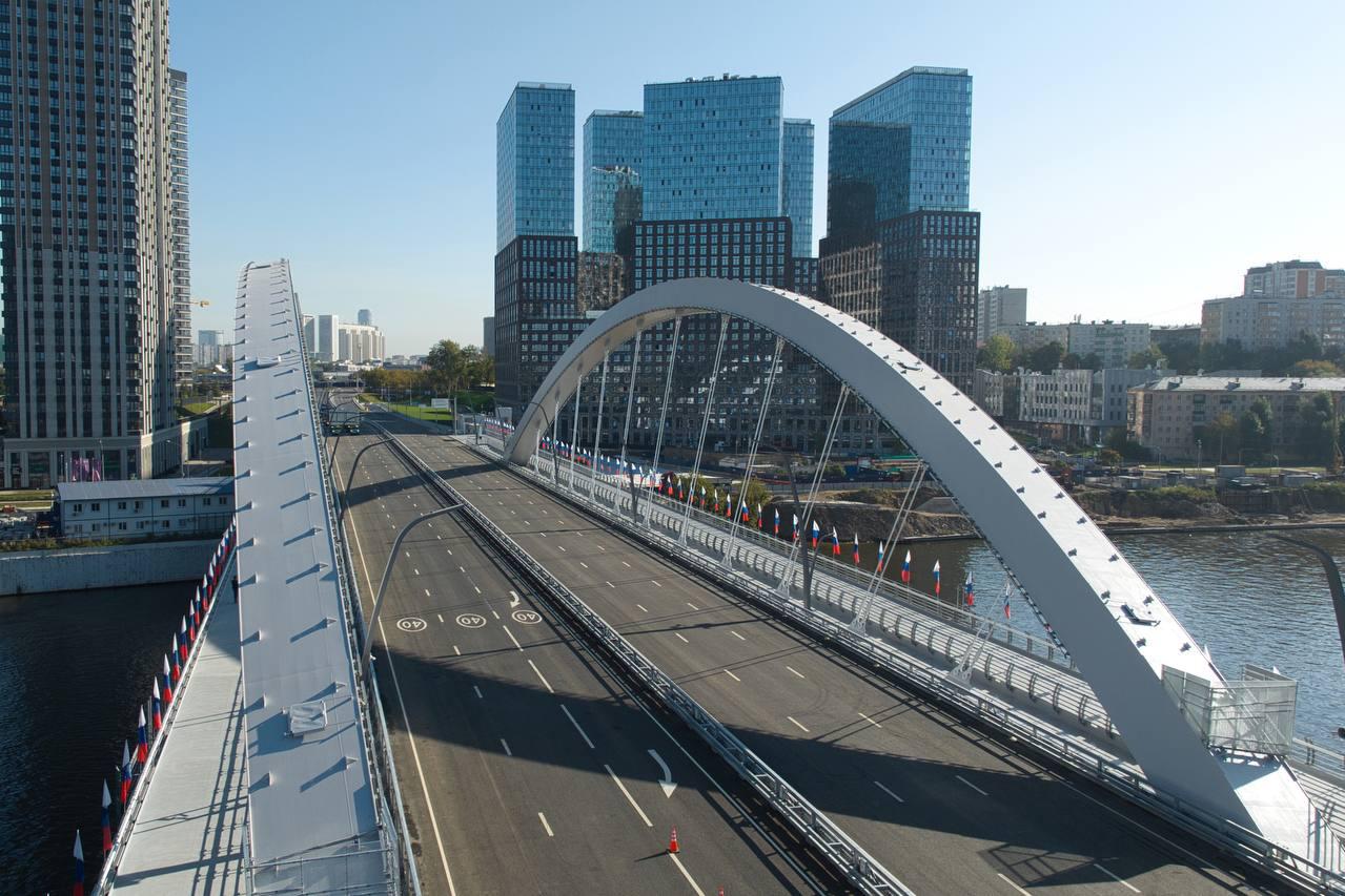 Мост Академика Королева длиной 315 метров. На мосту предусмотрено шесть полос движения, а также пешеходные тротуары