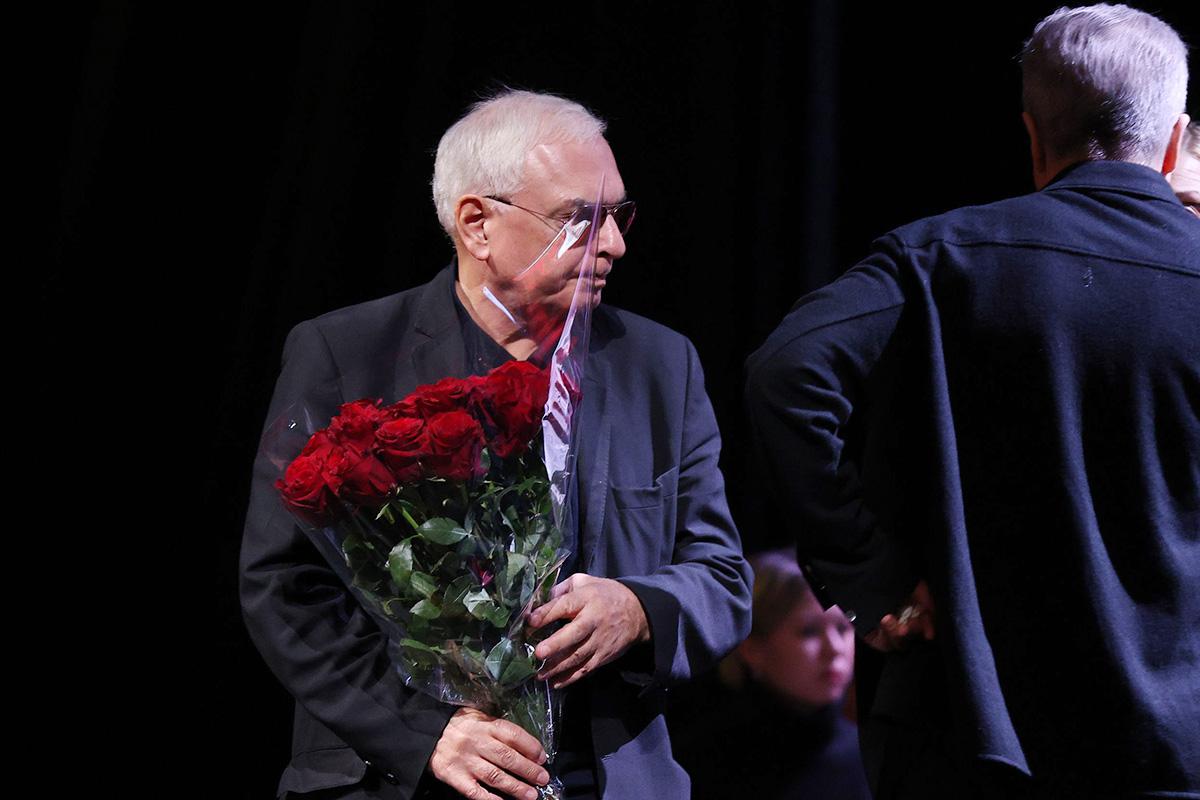 Карен Шахназаров во время прощания с актрисой Верой Алентовой в Московском драматическом театре имени А. С. Пушкина