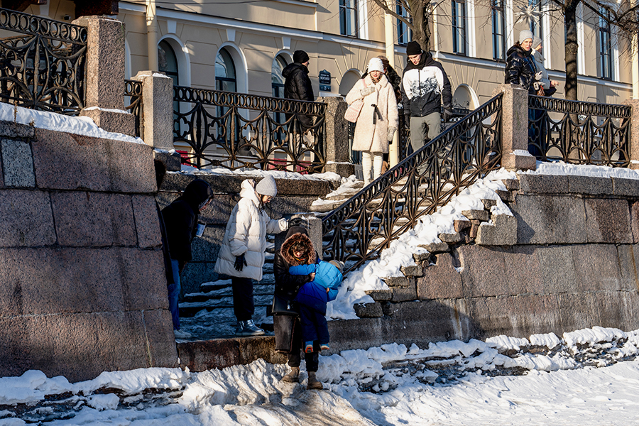 Спасатели предупреждали, что Нева с её быстрым течением  опасна для зимних прогулок, а в районе опор мостов могут быть промоины.  На фото: замерзшая река Фонтанка у Аничкова моста.  