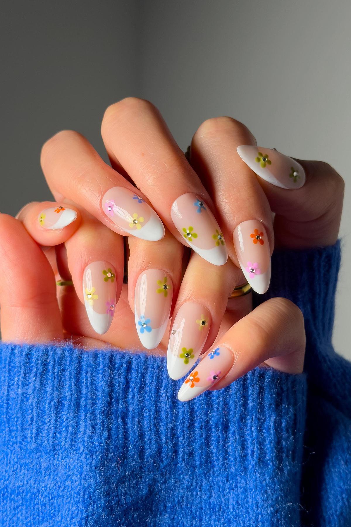 Весенние цветы и листья — идеальный выбор для мартовского маникюра