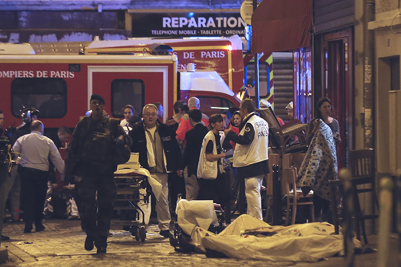Сотрудники полиции на месте взрыва в 10-м округе Парижа