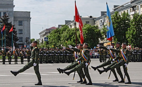 Военнослужащие вооруженных сил Луганской народной республики на военном параде в честь 71-й годовщины Победы в Великой Отечественной войне в Луганске


