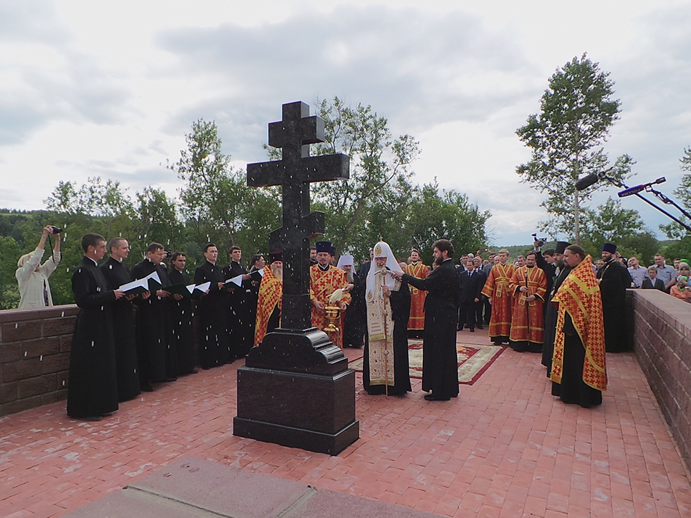 Патриарх Кирилл освятил поклонный крест на месте бывшего Петропавловского храма, где когда-то служил его дед. Сам храм с советских времен не сохранился.&nbsp;
