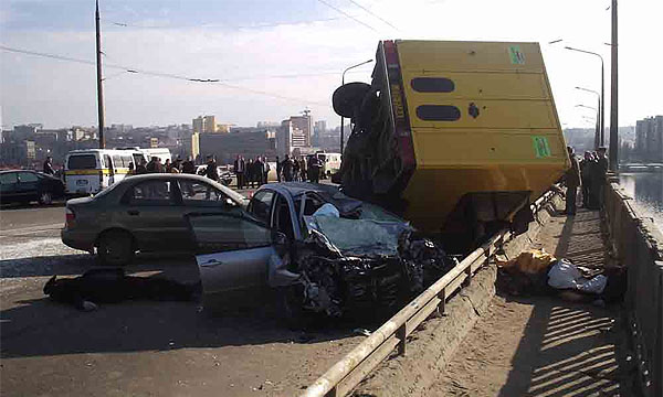 В Днепропетровске на мосту столкнулись пять автомобилей  