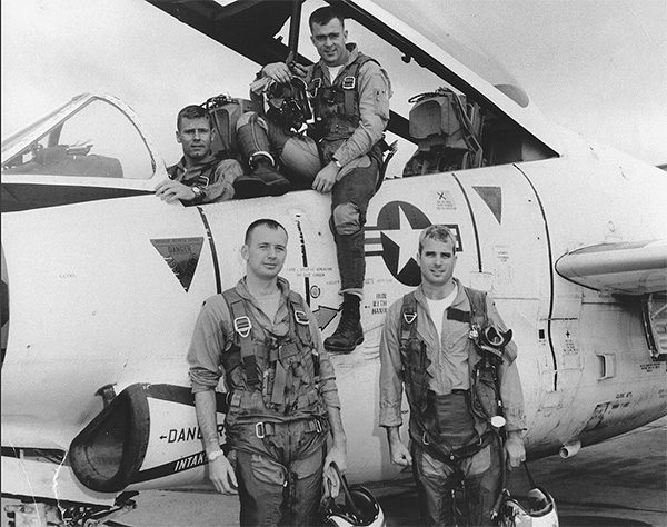 Джон Маккейн (справа внизу) с членами своей эскадрильи ВМС США в 1965 году