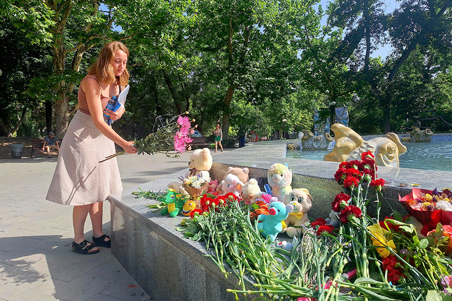 Девушка несет цветы к&nbsp;стихийному&nbsp;мемориалу&nbsp;в Севастополе