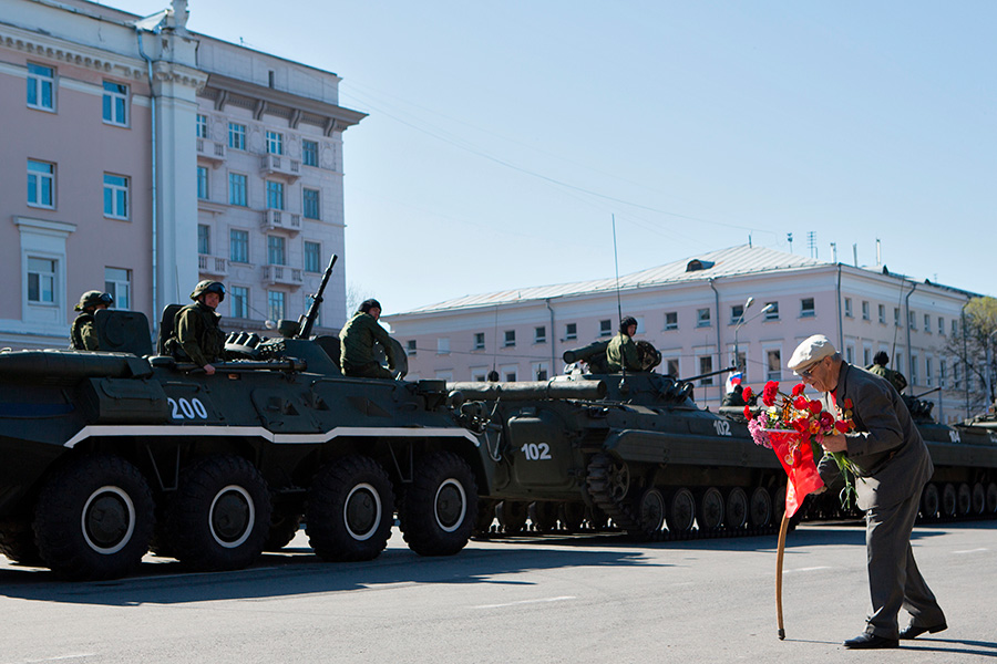 Ветеран около военной техникой перед началом военного парада на площади Минина и Пожарского в Нижнем Новгороде, посвященном 69-й годовщине Победы в Великой Отечественной войне, 2014 год