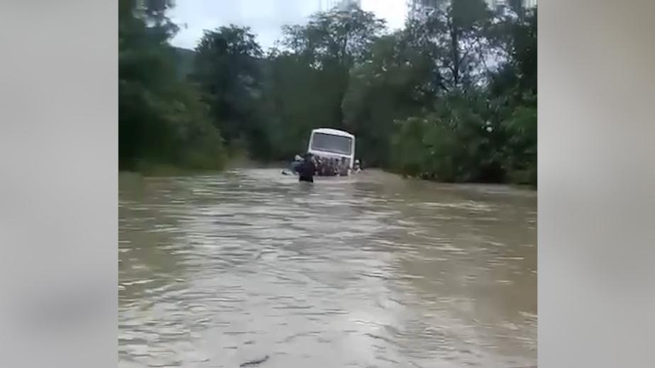 Появилось видео с автобусом с пассажирами, упавшим в реку на Кубани