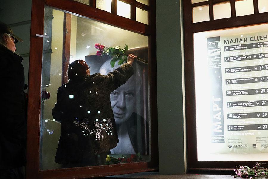Цветы у портрета художественного руководителя МХТ им. А.П. Чехова Олега Табакова у здания театра, 12 марта 2018 года