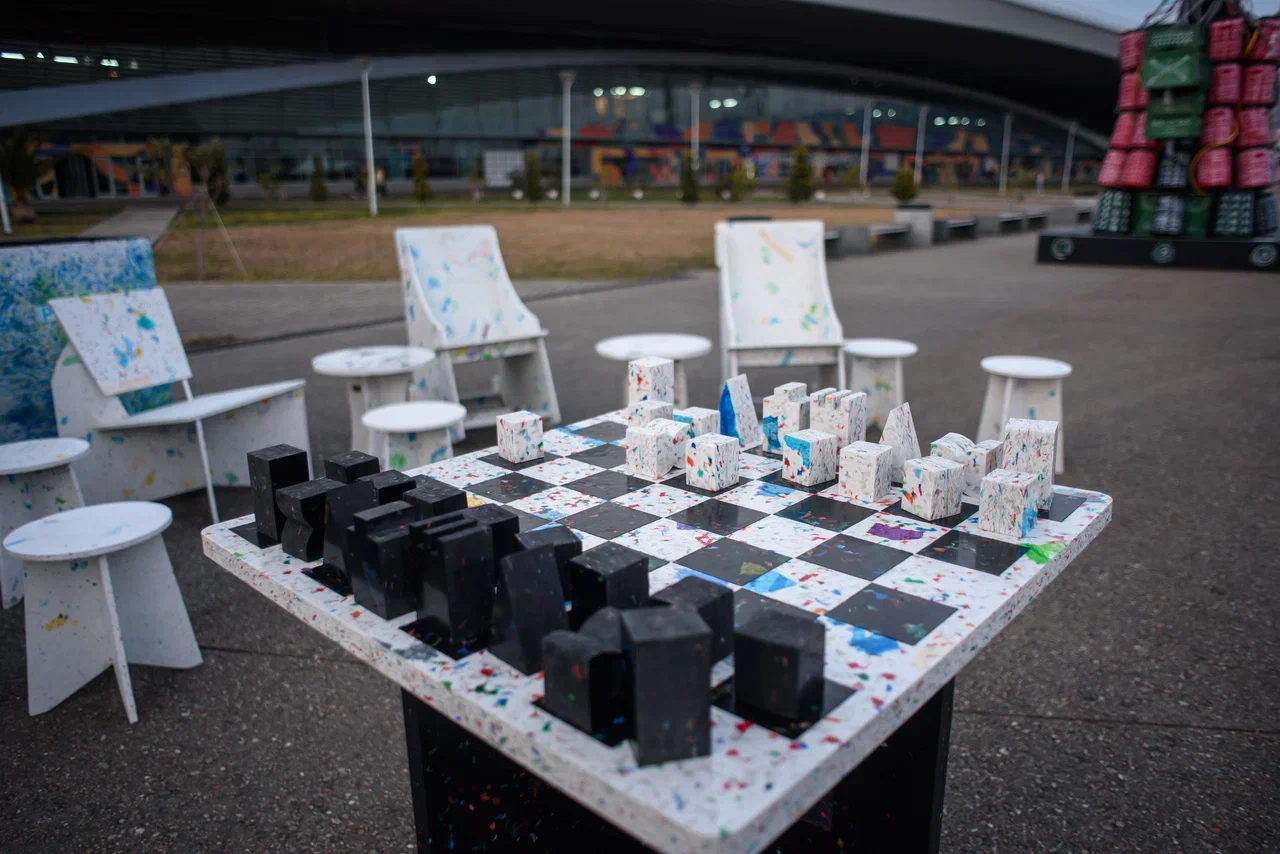 Шахматы из вторичного пластика