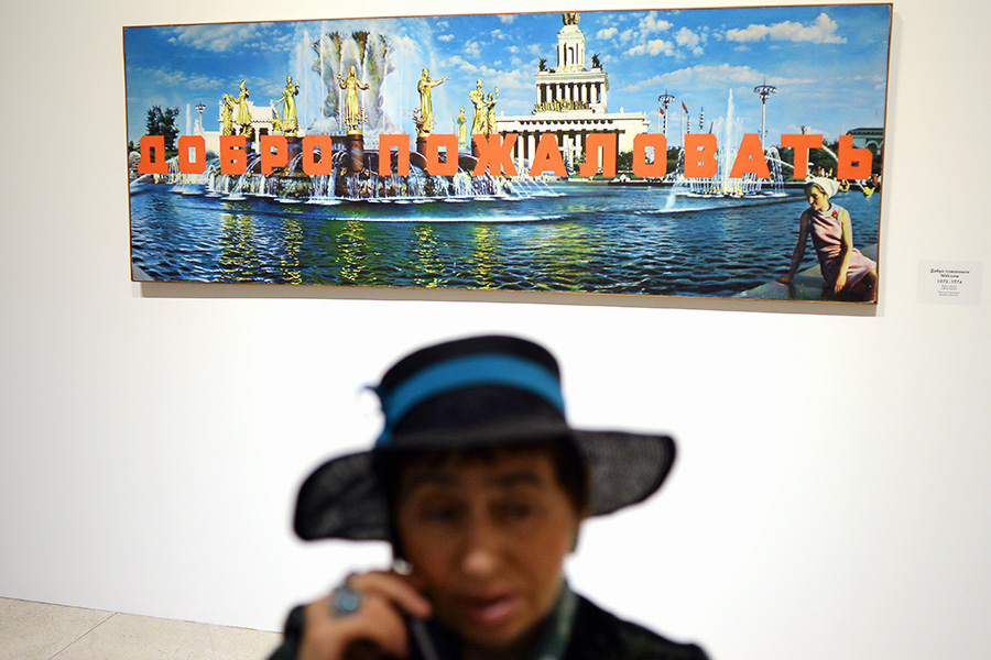 В 2015 году для Ельцин-центра в родном Екатеринбурге Булатов создал картину &laquo;Свобода&raquo;, которая логически завершает маршрут по экспозиции музея&nbsp;&mdash; с надписью, уходящей в облака. Через пять лет на стене трубного цеха Выксунского завода Объединенной металлургической компании в Нижегородской области появился мурал его авторства площадью 2500 кв. м. Он объединяет два произведения&nbsp;Булатова: &laquo;Стой&nbsp;&mdash; иди&raquo; и &laquo;Амбар в Нормандии&raquo;.

На фото&nbsp;&mdash; выставка &laquo;Эрик Булатов. ЖИВУ&nbsp;&mdash; ВИЖУ&raquo; в &laquo;Манеже&raquo;, 2014 год