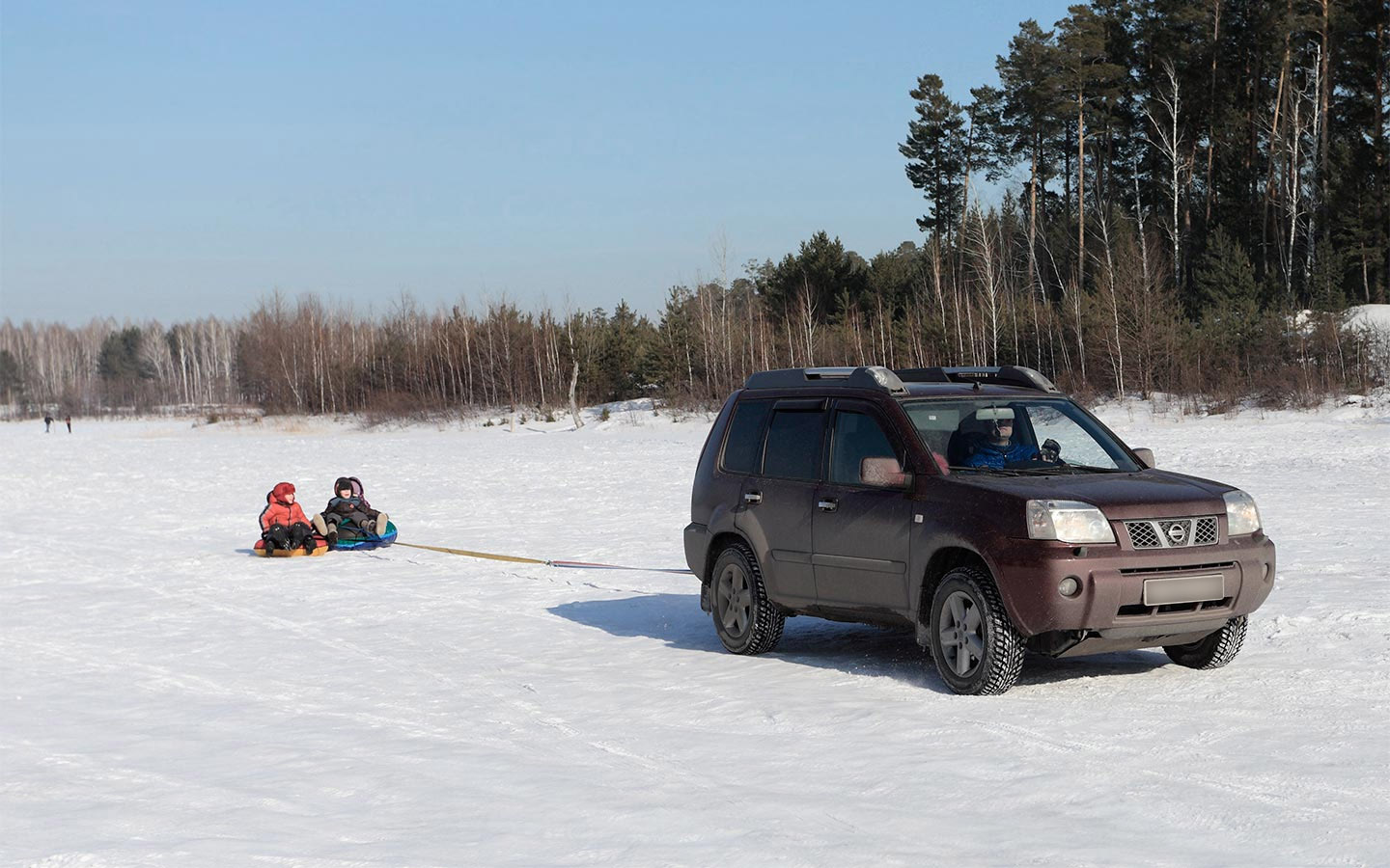 Зимой автомобилисты начинают практиковать рискованное развлечение, привязывая к машинам тюбинги