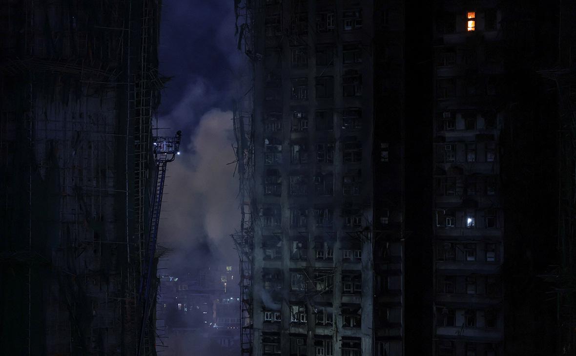 Число погибших при пожаре в высотках в Гонконге достигло 65 человек