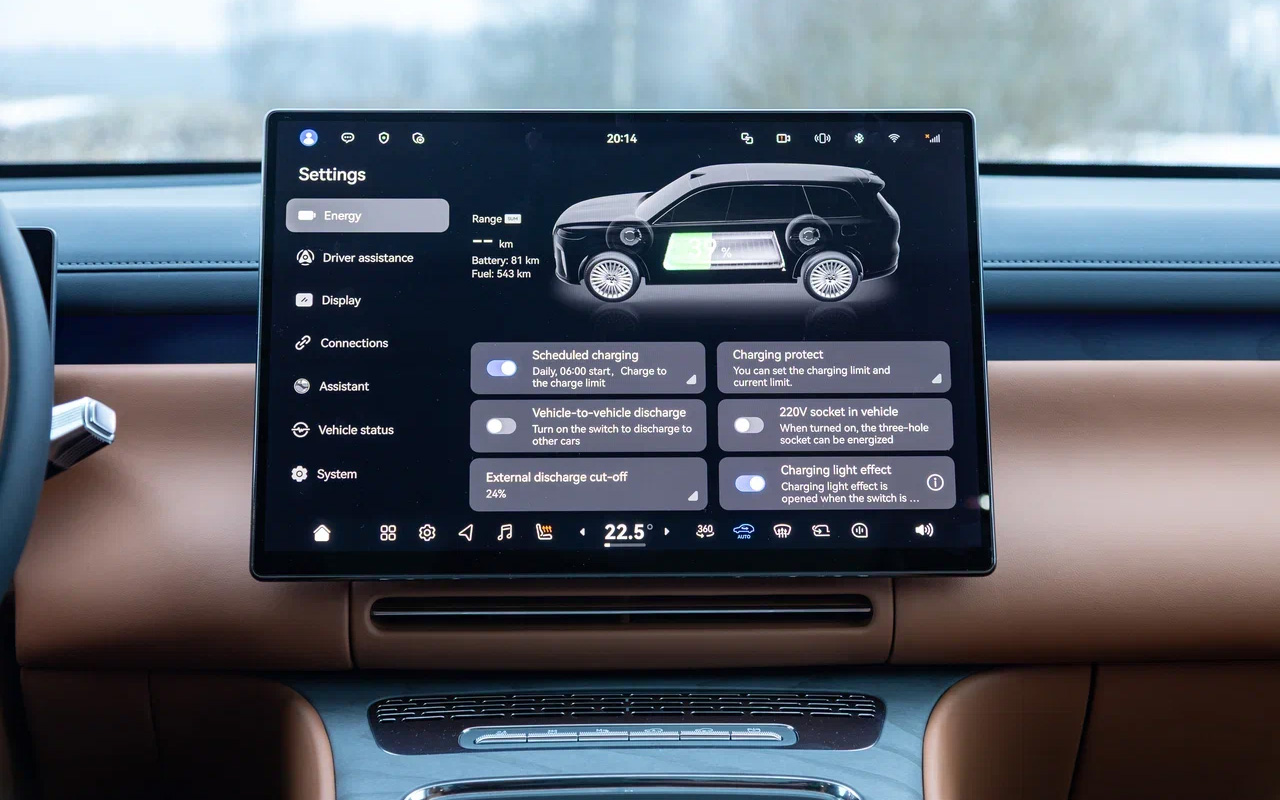 Включить и выключить 220-вольтовую розетку в салоне&nbsp;Voyah Taishan можно через мультимедийное меню. Доступно и множество лимитов по зарядке и разрядке тягового аккумулятора