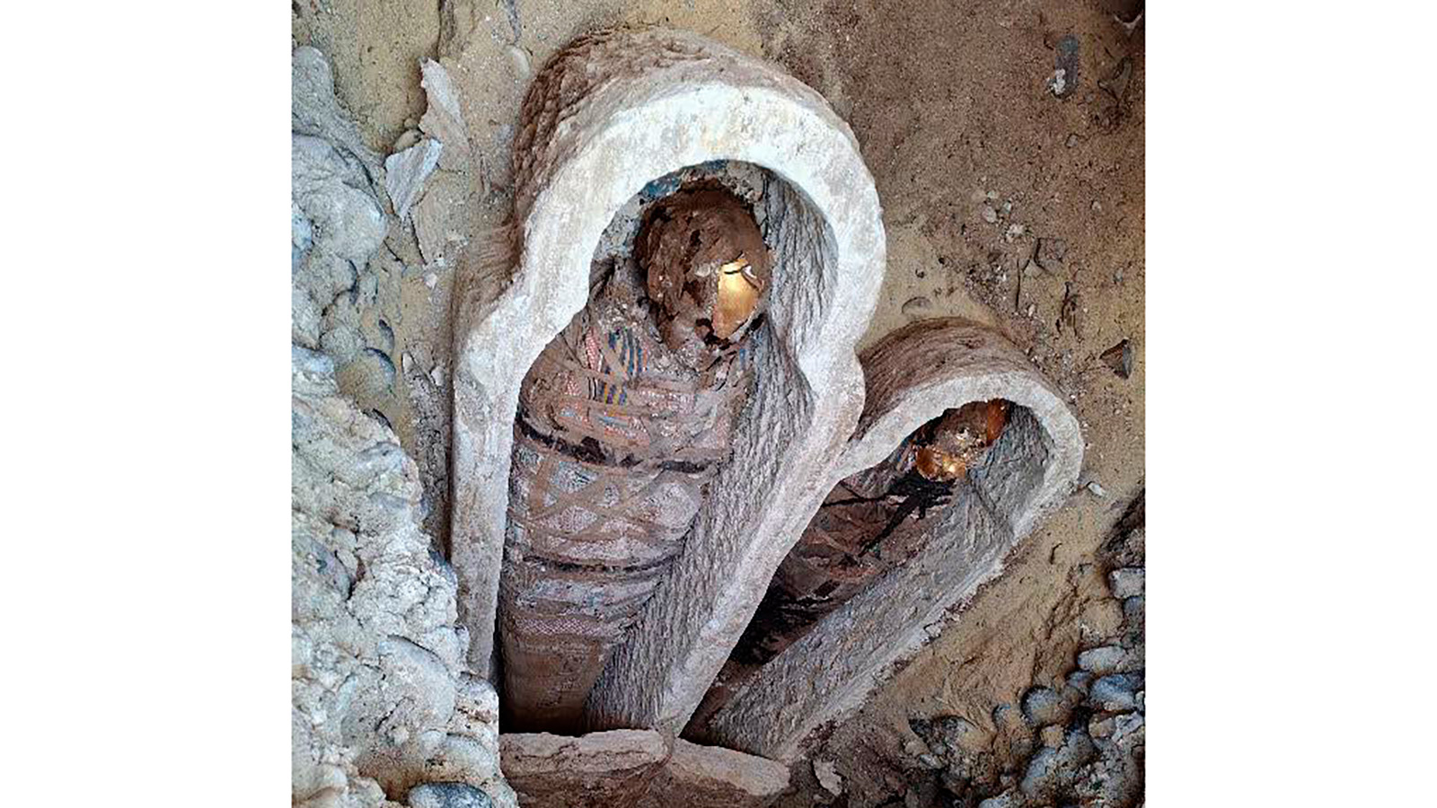 Мумии украшенные амулетами в виде золотых языков