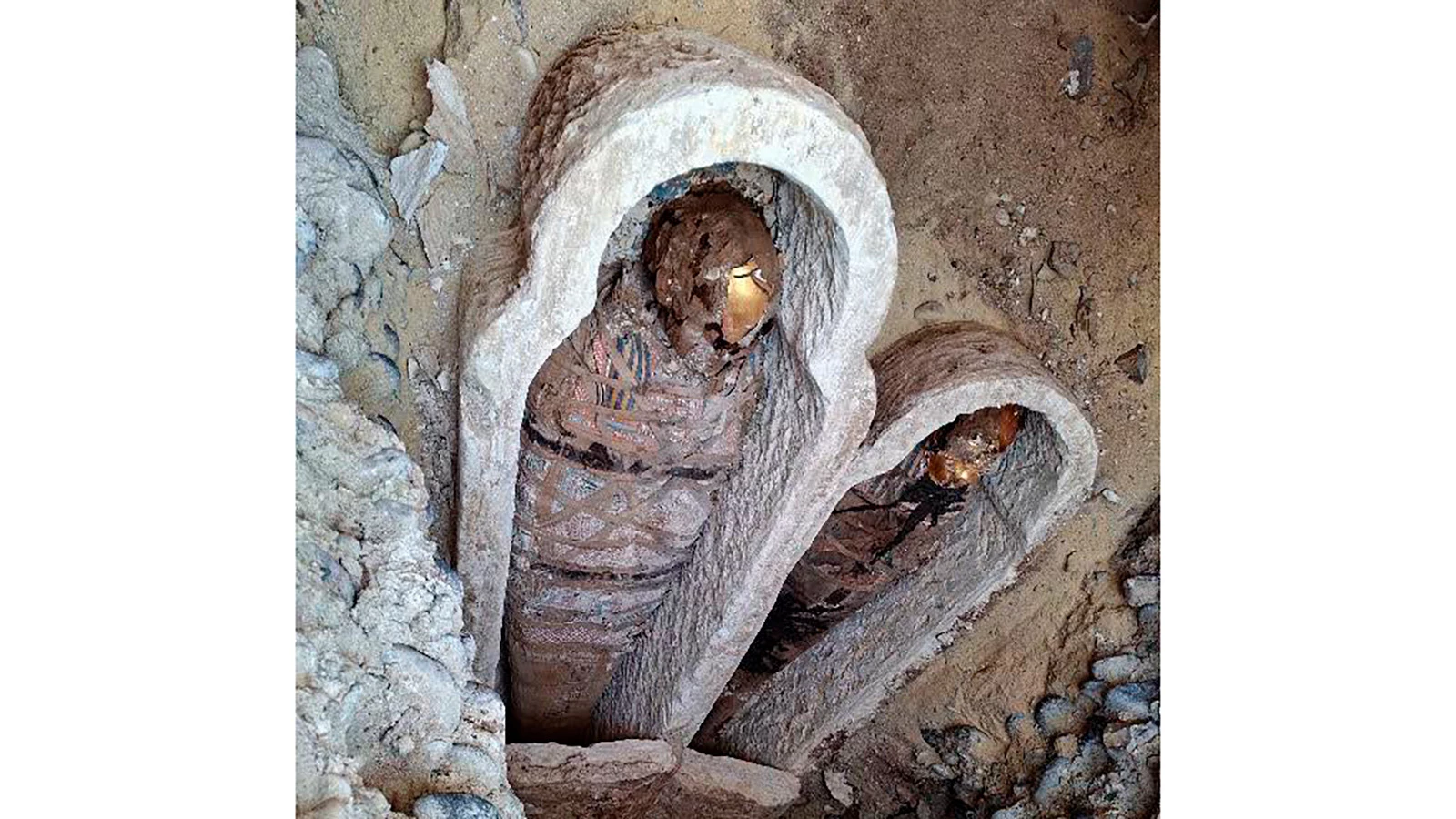 Мумии украшенные амулетами в виде золотых языков