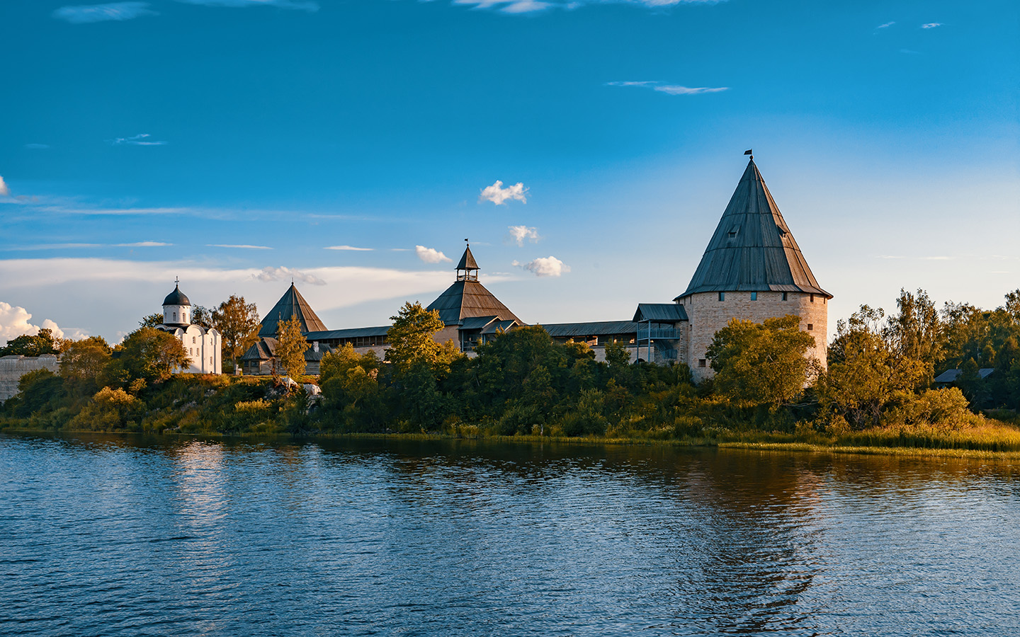 В Старой&nbsp;Ладоге внимания заслуживают древние курганы, старинная крепость, два монастыря, Горчаковщинский водопад и подземные лабиринты