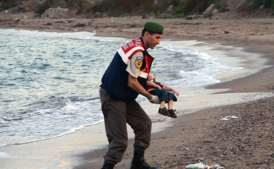 В среду, 2 сентября, фотограф турецкого информагентства Dogan запечатлела тело трехлетнего мальчика на берегу у города Бодрум
&nbsp;