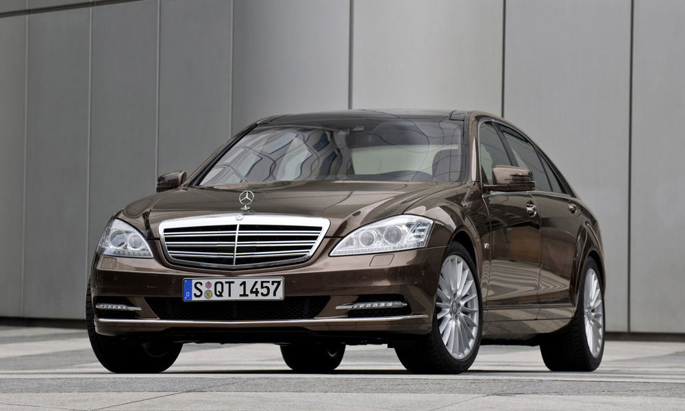 Mercedes-Benz перевел цены на автомобили в рубли