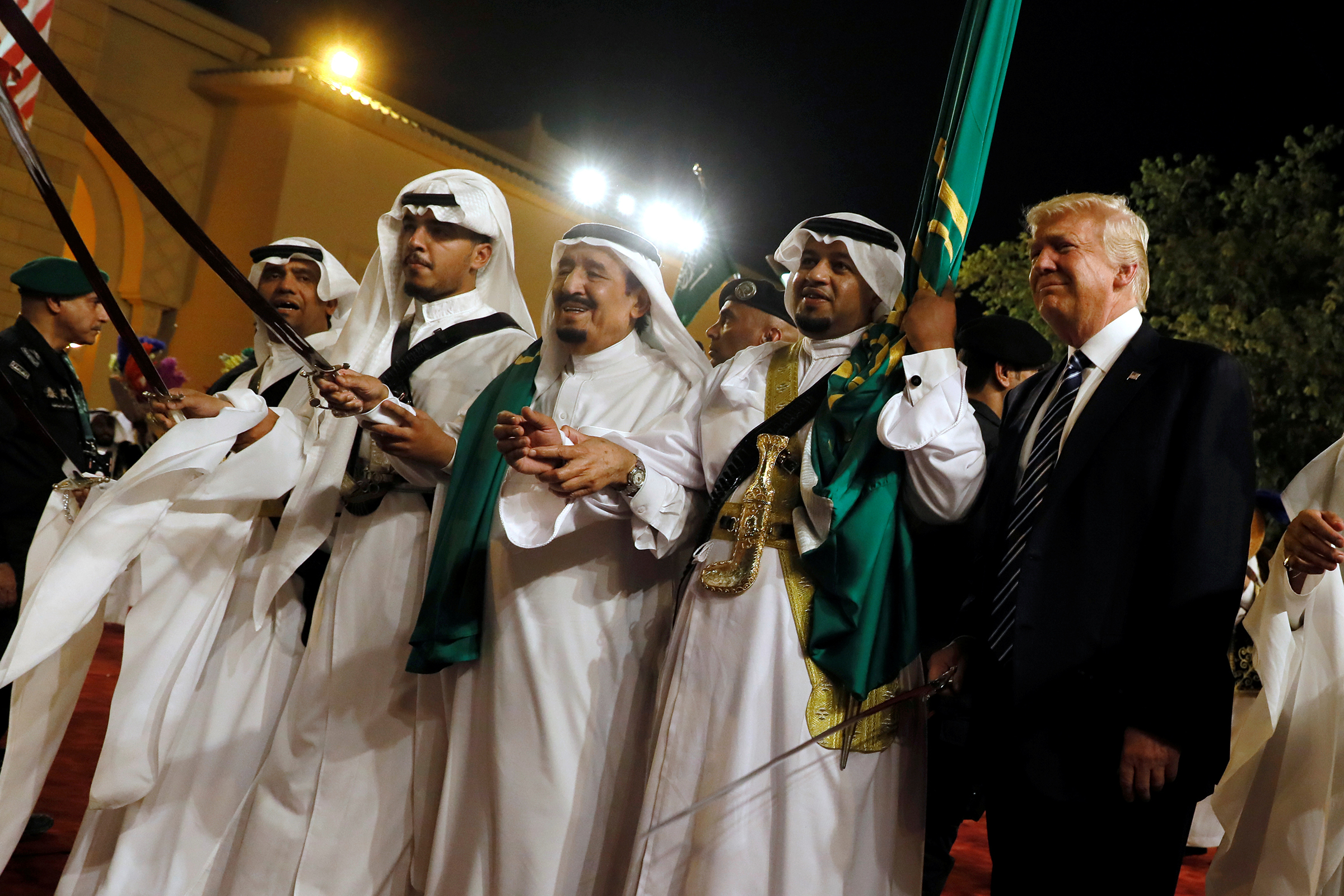 20 мая 2017 года. Танец с мечами аль-арда (&laquo;Танец войны&raquo;) с участием президента США и короля Саудовской Аравии. Эр-Рияд, Саудовская Аравия
