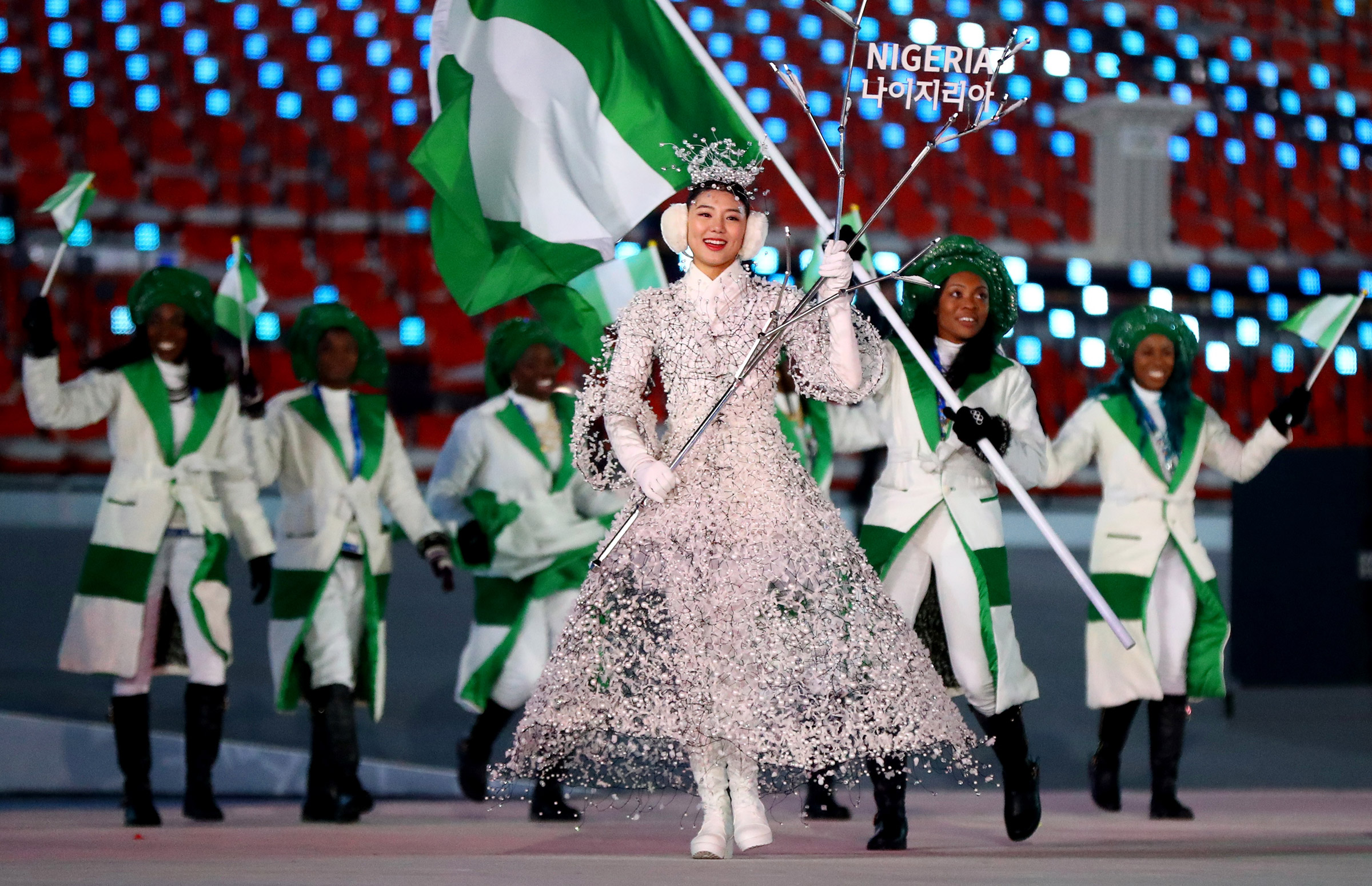 Флаг сборной Нигерии, впервые принимающей участие в Олимпиаде, пронесла спортсменка Нгози Онвумере.​
&nbsp;
