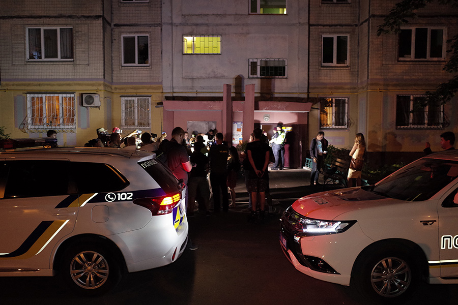 По словам коллег Бабченко, журналист возвращался домой из магазина. Убийца вошел в подъезд вслед за ним.