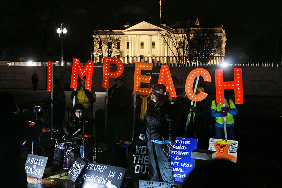 Демонстранты перед Белым домом