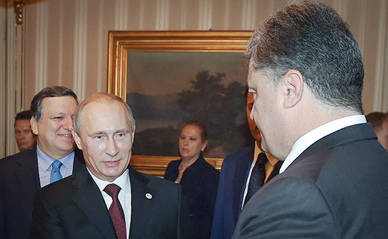 Президент России Владимир Путин(слева) пожимает руку президенту Украины Петру Порошенко
