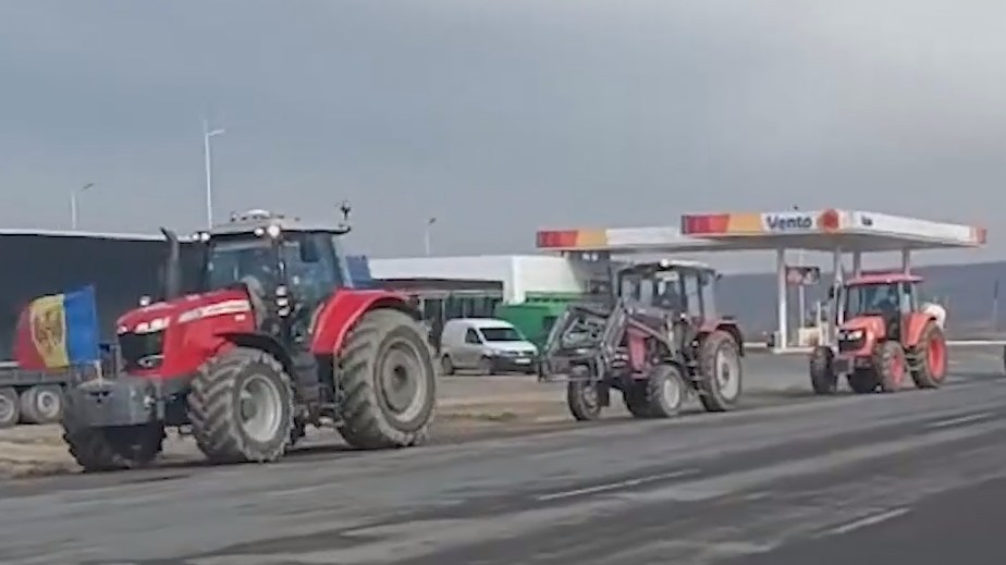 «Сила фермеров» на тракторах перекрыла дорогу в Молдавии у КПП с Румынией
