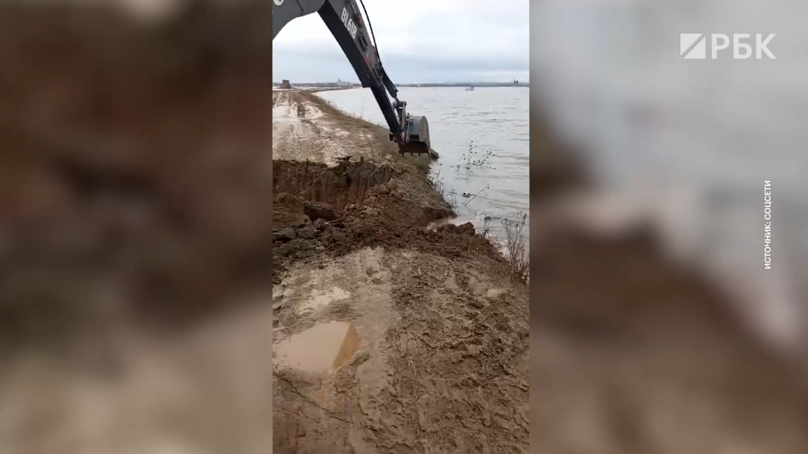 В Орске для борьбы с потопом раскопали дамбу на реке Орь