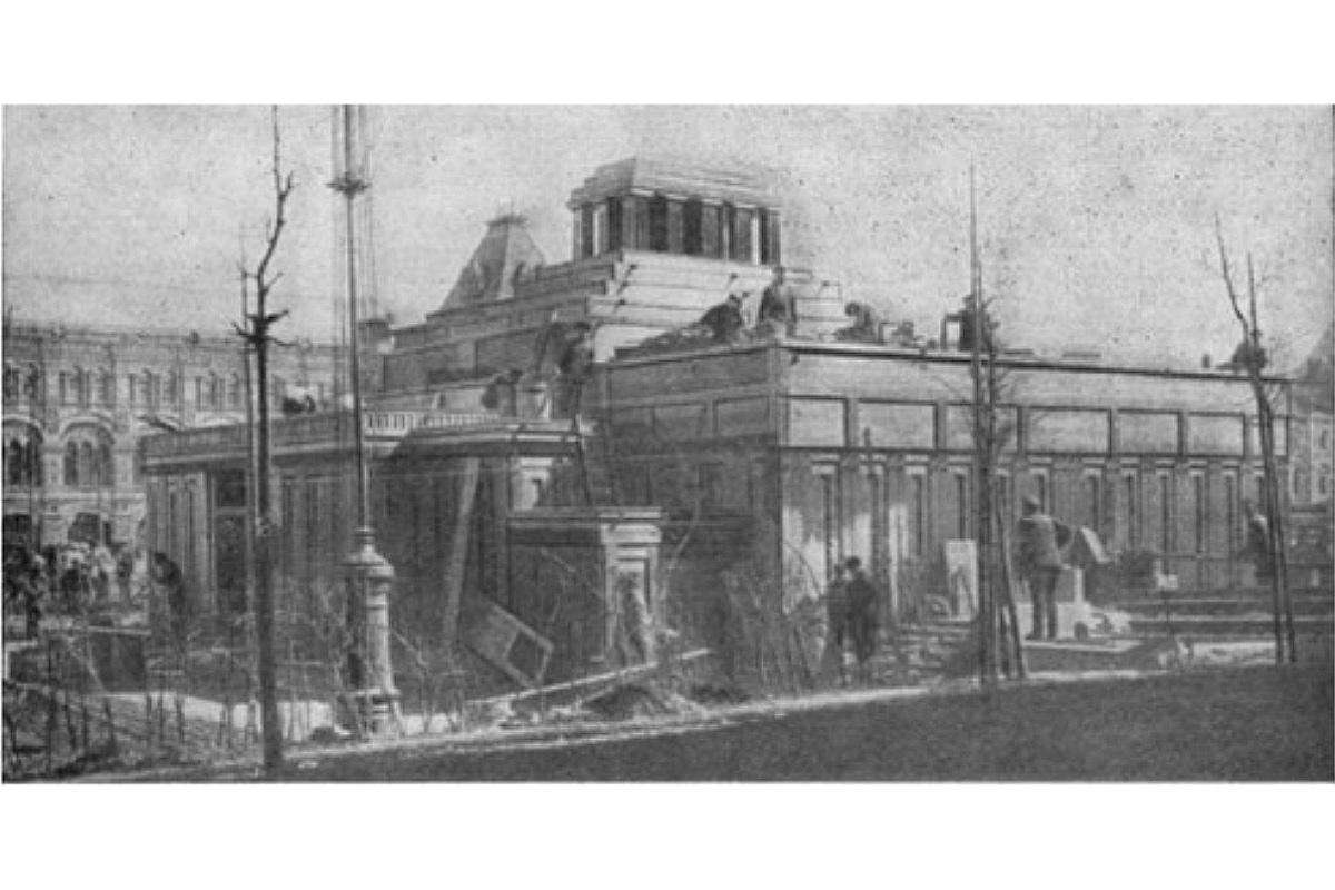 Строительство деревянного мавзолея, 1924 год. Иллюстрация из книги «Архитектура мавзолея Ленина», Н. Н. Стоянов, 1950 год