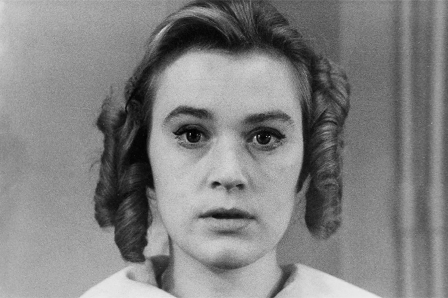 Валентина Талызина родилась в Омске в 1935 году. Девушка не предполагала, что станет актрисой, и собиралась учиться на историческом факультете пединститута. Туда она не поступила и пошла в Омский сельскохозяйственный институт, чтобы стать экономистом. Во время учебы Талызина начала заниматься в драматической студии, заинтересовалась сценой и в итоге бросила экономику, чтобы поступать в ГИТИС.
«Так как за моей спиной были три тысячи километров, без документов, в неизвестность, то читала я, наверное, всё-таки хорошо. Тургенева, — это были какие-то описания из «Записок охотника», которые читать невозможно, стихи Пушкина. А когда добралась до Корнейчука с монологом няни из «Платона Кречета», мне сказали, что достаточно, больше не надо. Меня приняли с первого тура. Потом, когда я стала студенткой ГИТИСа, педагог по сценической речи сказал, что у меня ужасающий говор. У меня было полное недоумение: как, какой говор, откуда? Самое страшное, что тогда я сама этого не слышала. Мне нравилось заниматься сценической речью, зубрить гласные и согласные», — вспоминала она о переезде в Москву.