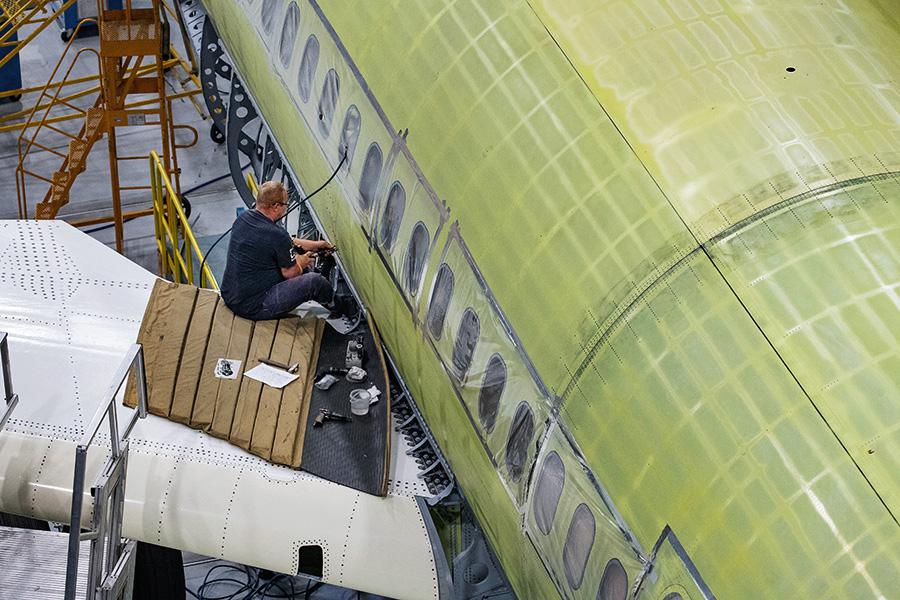 Сборка фюзеляжей самолета МС-21 на Иркутском авиационном заводе