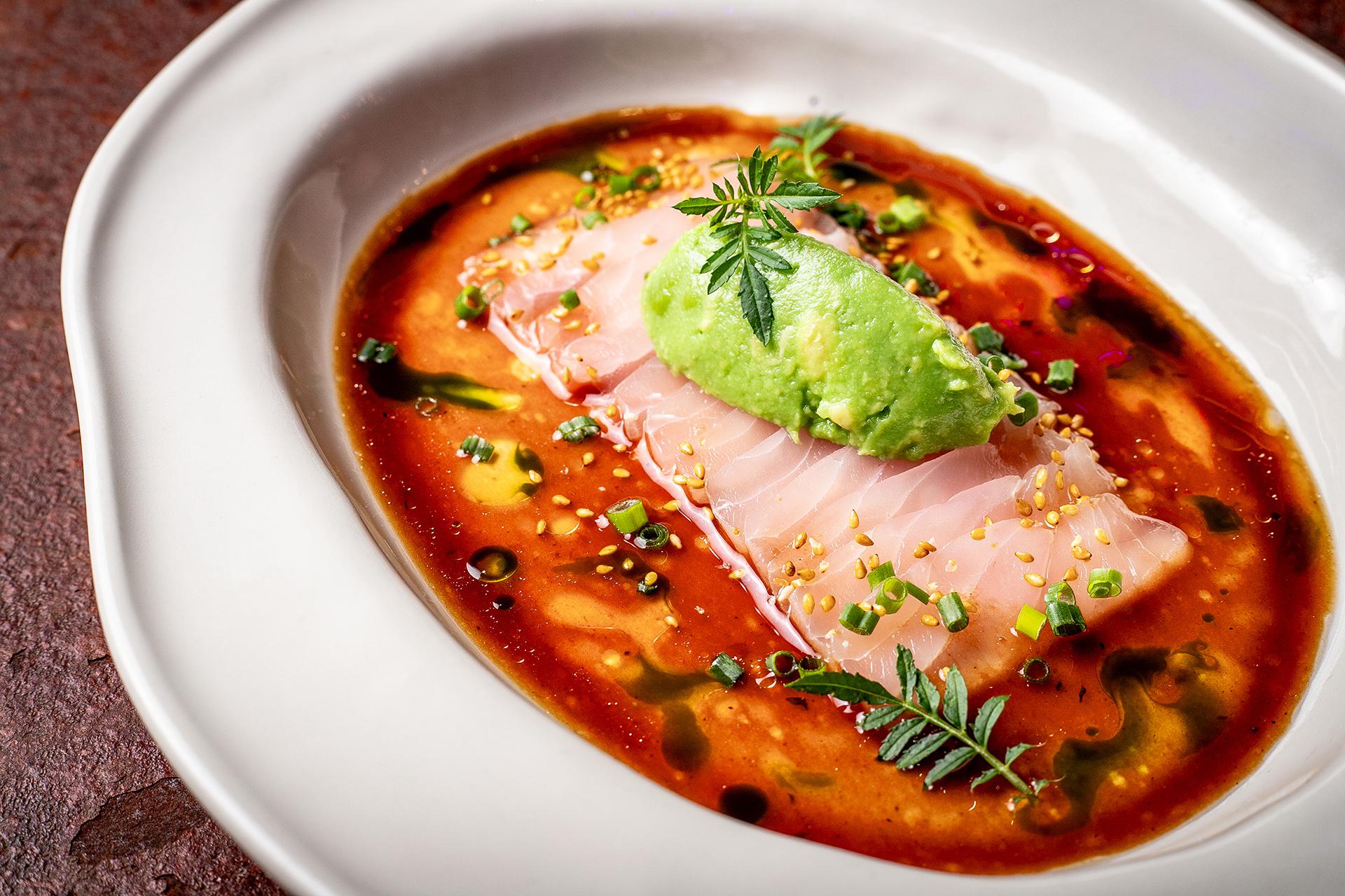 Крудо из амурского окуня ауха с авокадо в ресторане