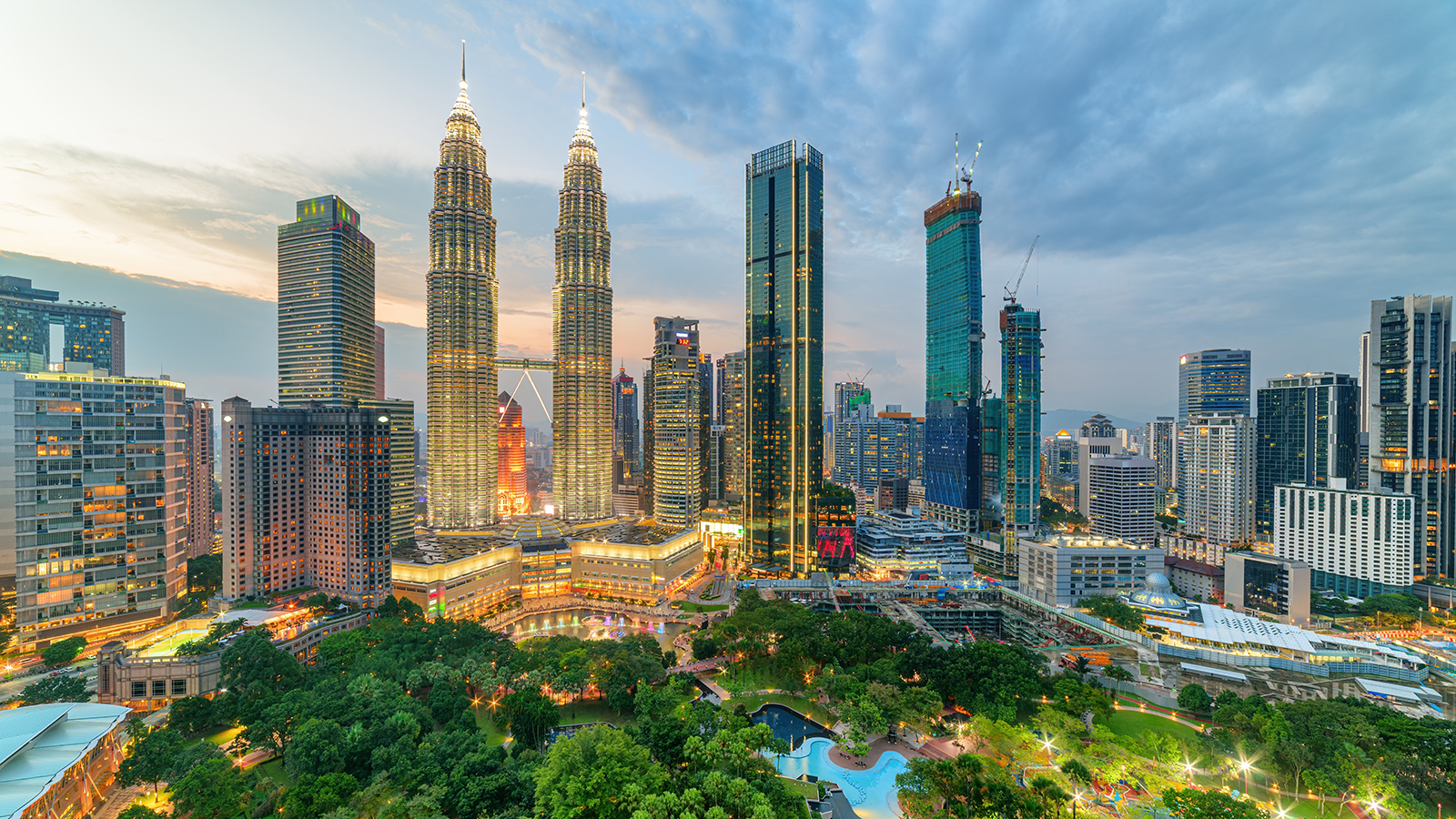 Вечерний вид с воздуха на парк KLCC в Куала-Лумпуре, Малайзия