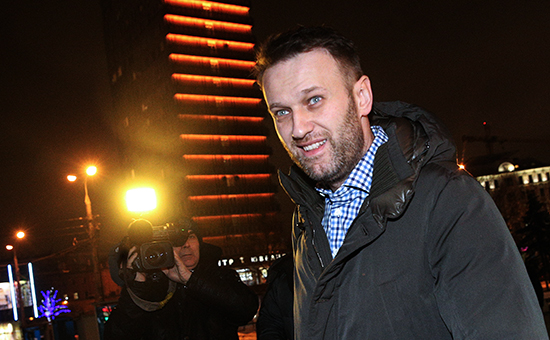 Оппозиционер Алексей Навальный у здания радиостанции «Эхо Москвы» перед началом интервью